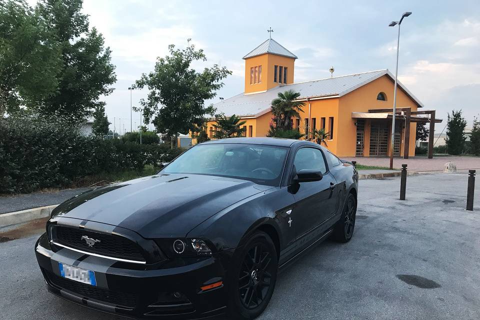 Ford Mustang piazzale chiesa
