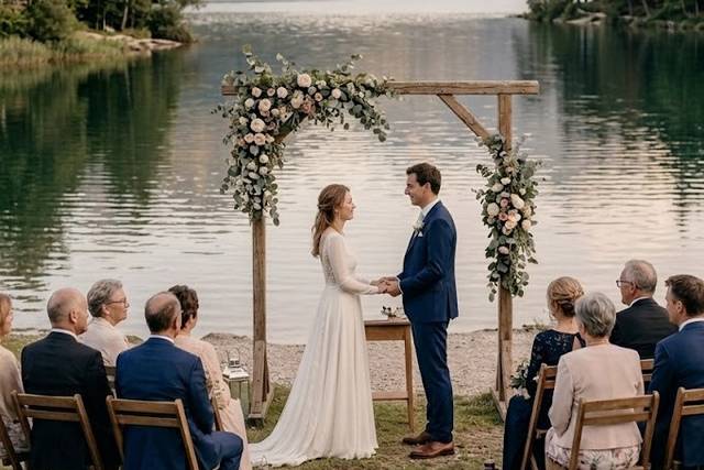 Cerimonia simbolica sul lago