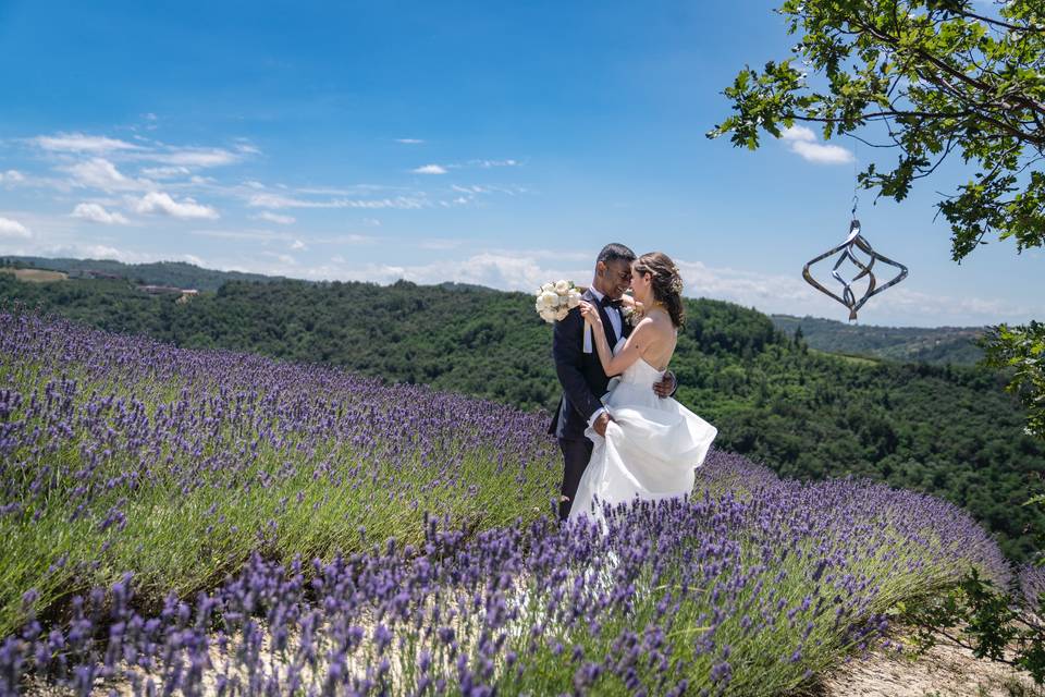 Sposi in campo di lavanda