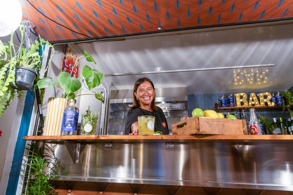 Barista sorridente servizio