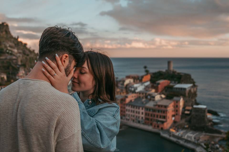 Amore alla luce dorata.