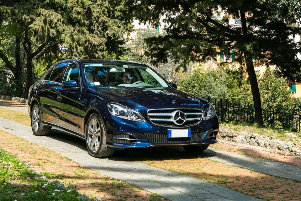 Mercedes E350 blu