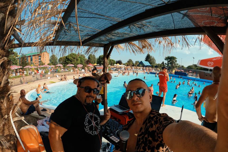 DJ set in piscina