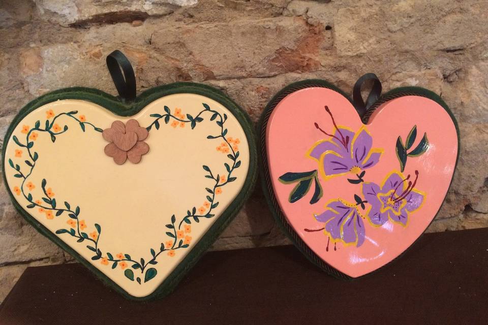 Cuori in gesso dipinti a mano