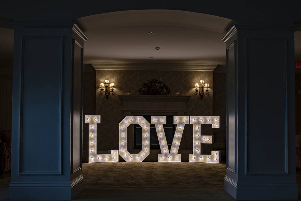 Scritta luminosa LOVE