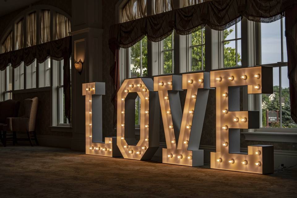 Scritta luminosa LOVE