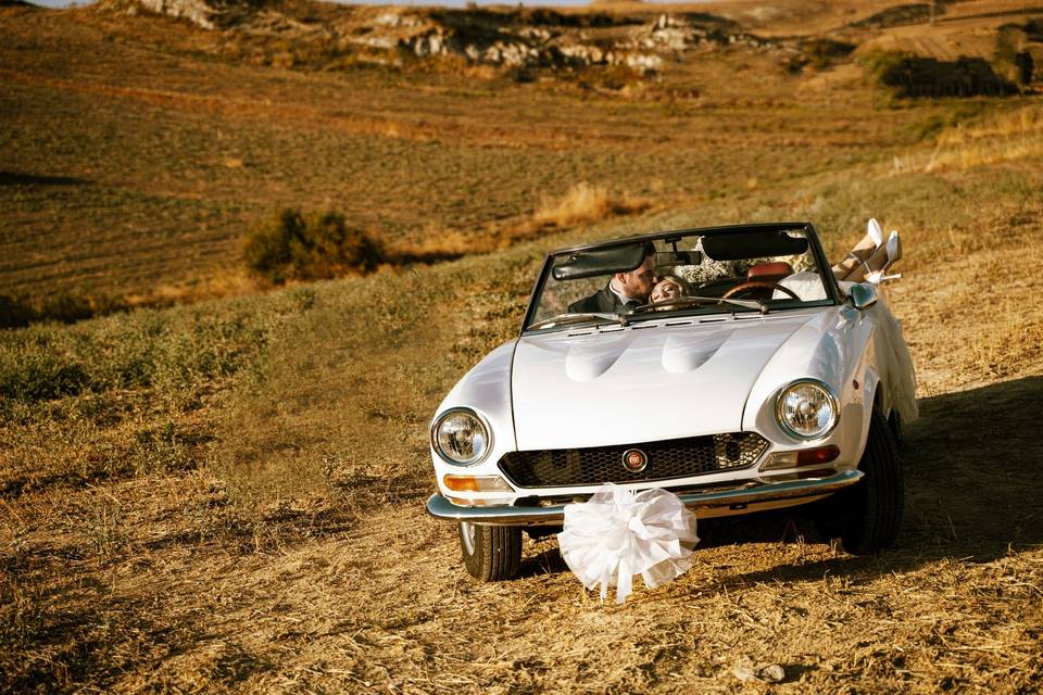 Sposi co auto sportiva