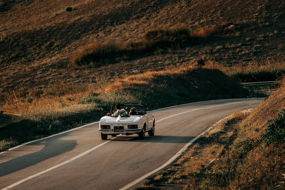 Auto sportiva e sposi