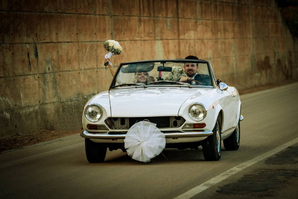 Auto sportiva e sposi