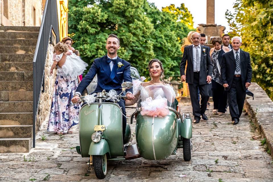 Sposi su sidecar