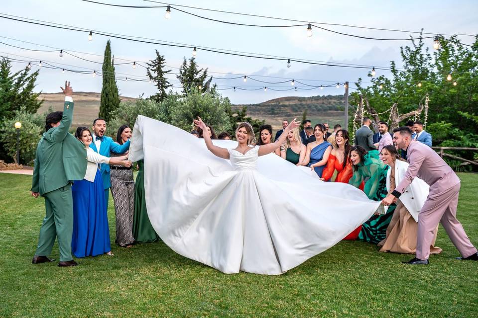 Sposa divertita con gli amici