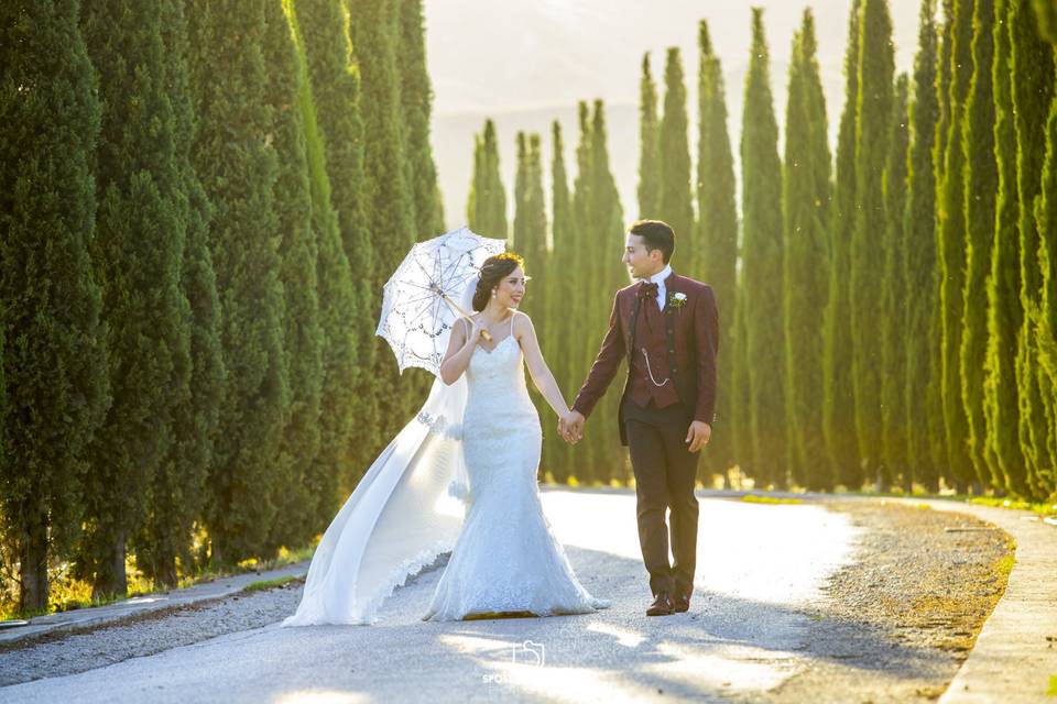 Sposa divertita con gli amici