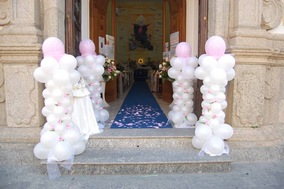 Colonnine fuori dalla chiesa