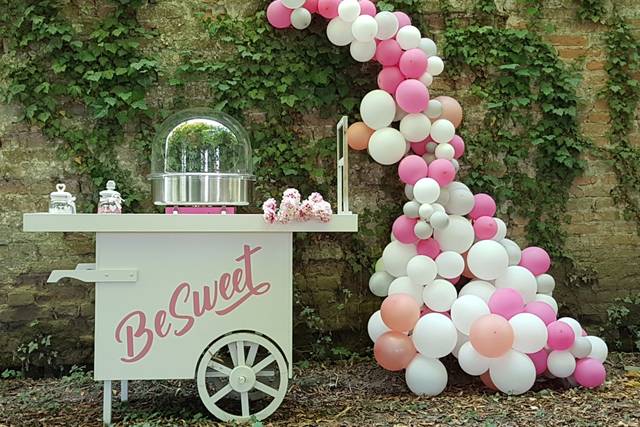 Arco di palloncini e carretto