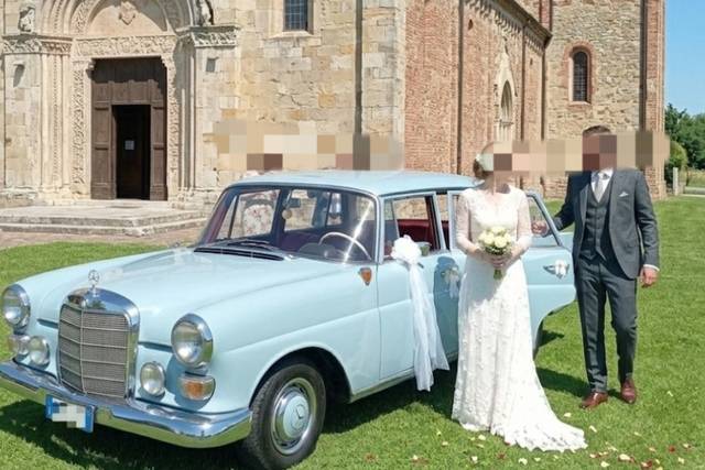 Celeste con interno rosso