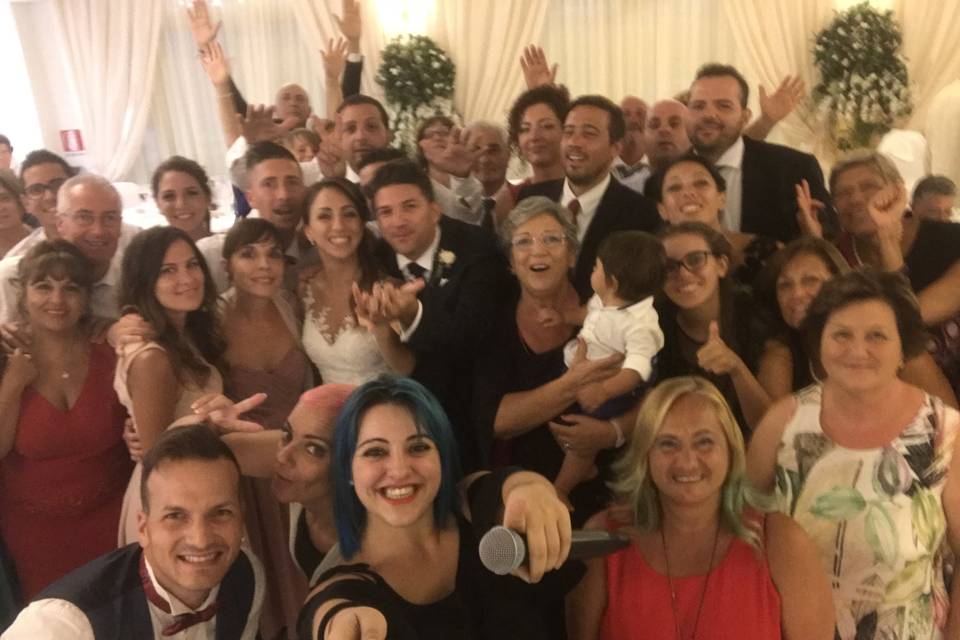 Selfie sposi di gruppo