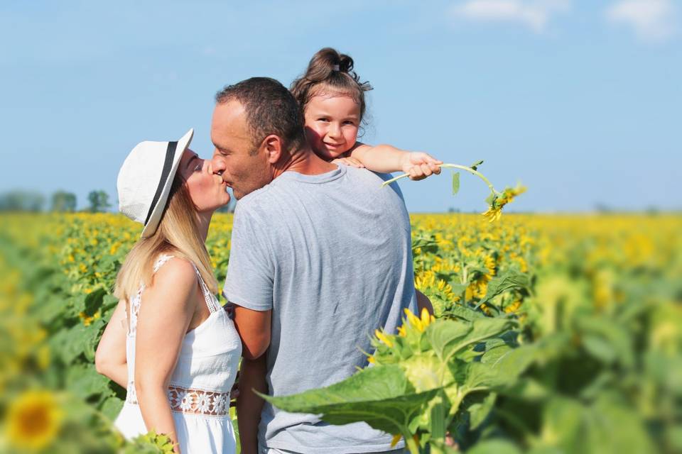 Sposi tra i girasoli