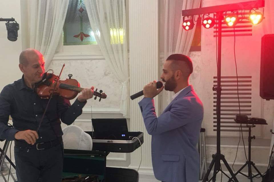 Trio: DJ, voce e violino