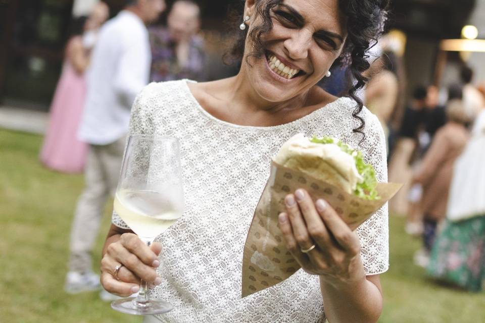 La sposa con il suo hamburger