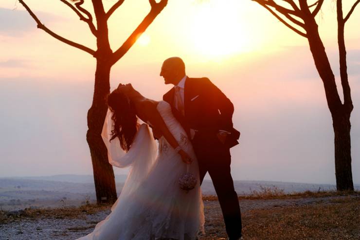 Tappeto bianco e sedie per un matrimonio all'aperto. La luce del tramonto  Foto stock - Alamy