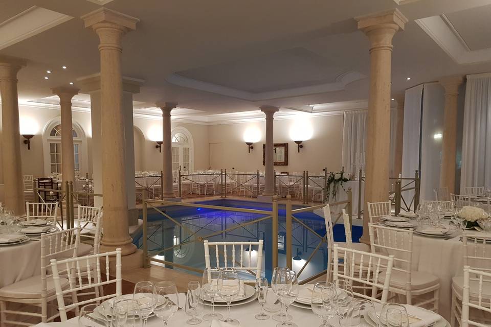 Sala interna con piscina