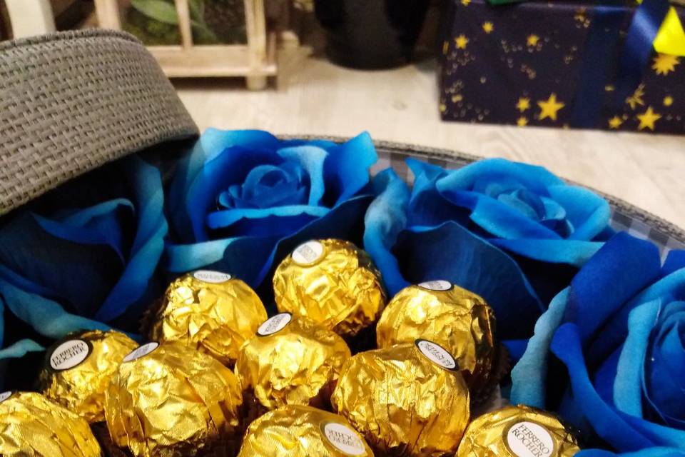 Box di rose blu e cioccolatini