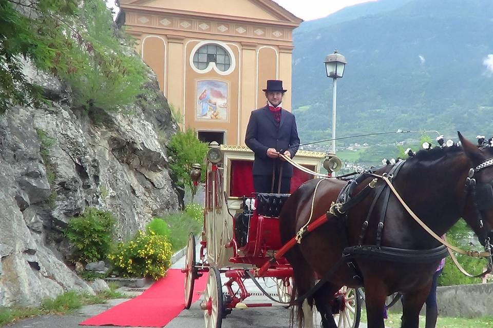 Attesa sposi fuori chiesa