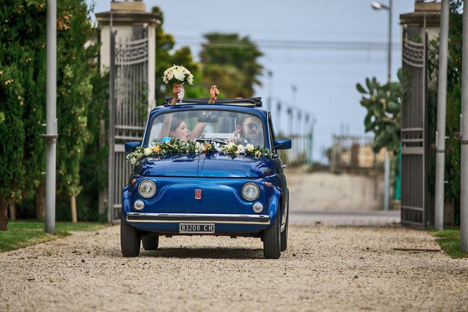 Arrivo auto nuziale