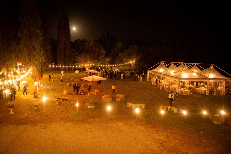 Giardino allestito di sera
