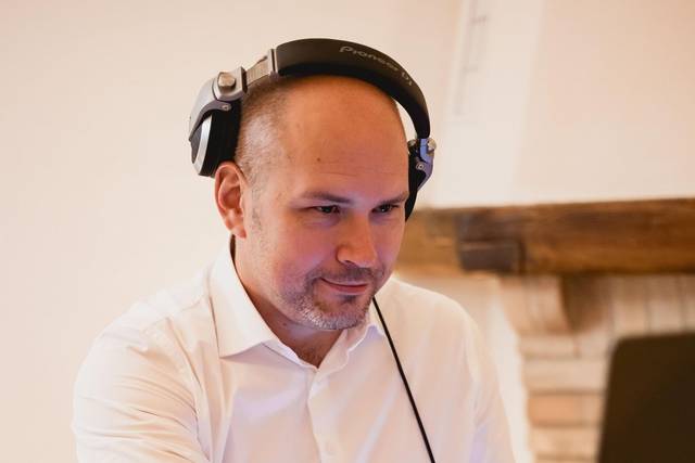 Dj_uomo_manos_su_piattaforma