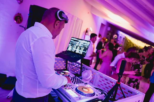 Dj_uomo_mixer_bianco_luci_festa