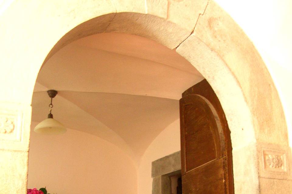 Antico portale interno