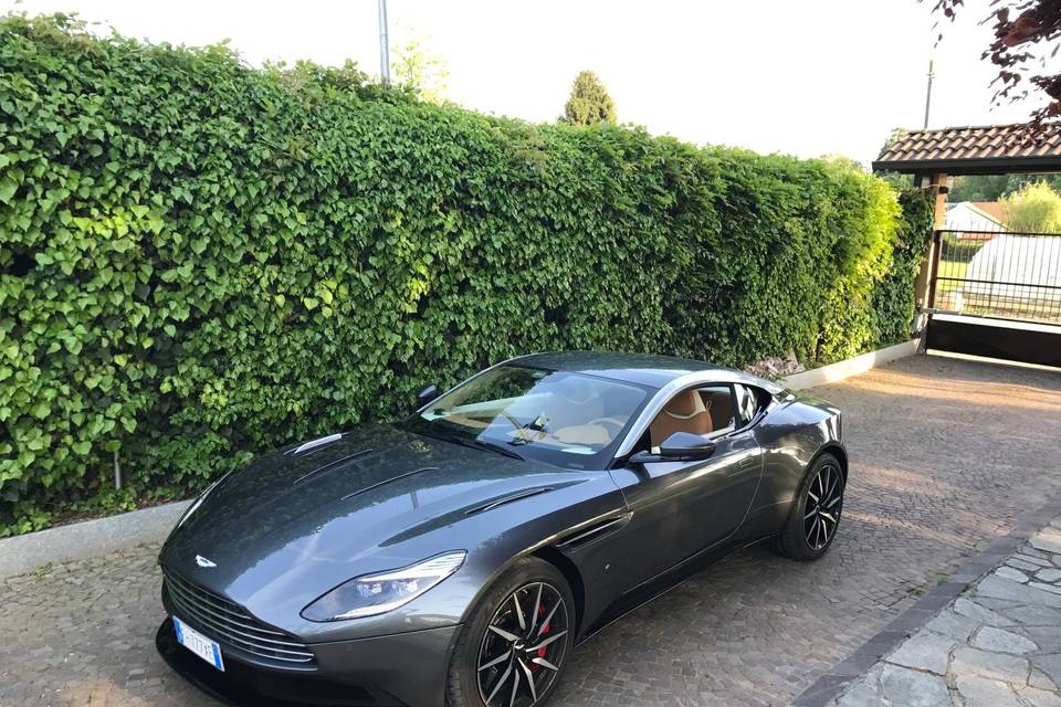 Aston Martin DB11