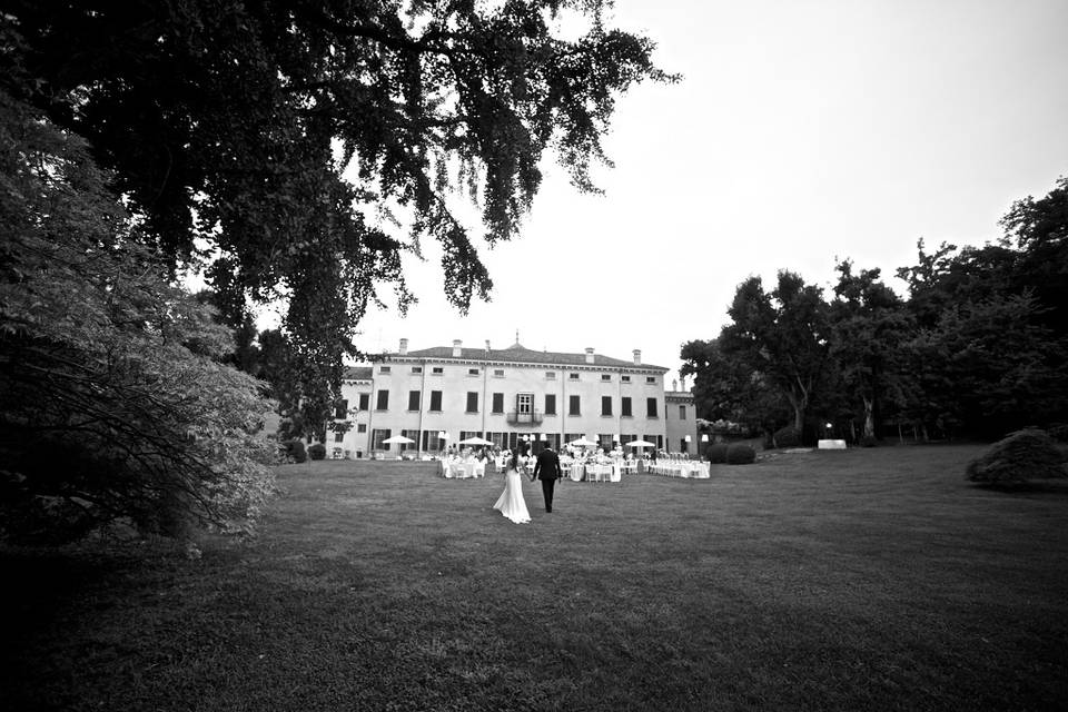 Sposi nel giardino della villa