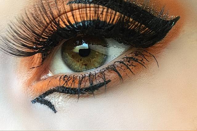 MakeUp con eye liner grafico