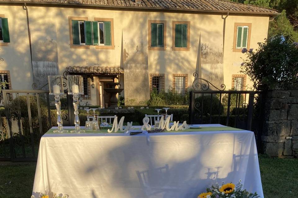 Tavolo sposi in giardino