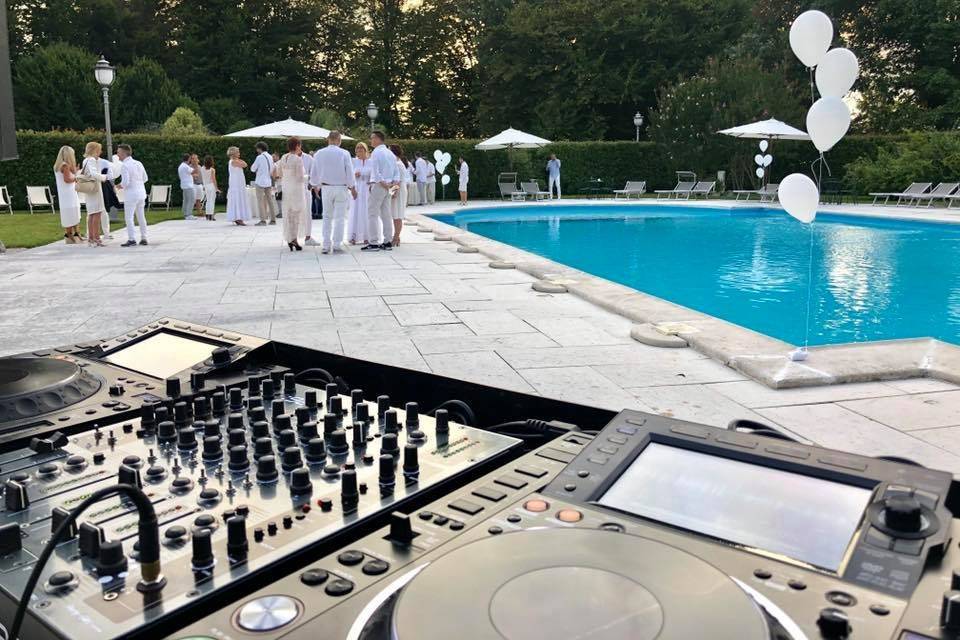 Dj in piscina