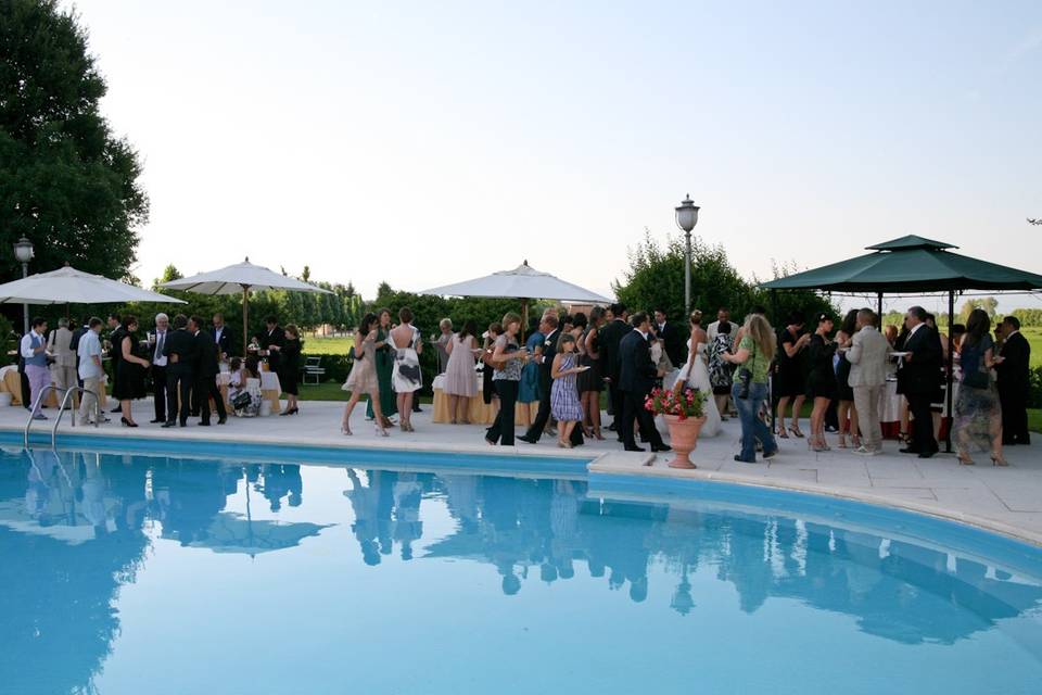 Buffet in piscina