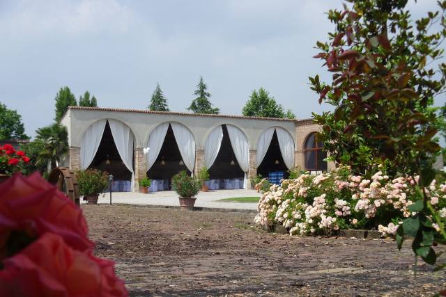 Matrimonio circondato dai fior