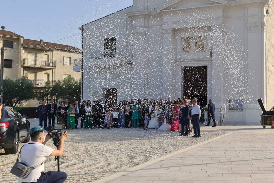 Spara Coriandoli uscita Chiesa