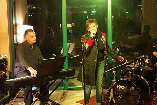 Voce, piano e batteria