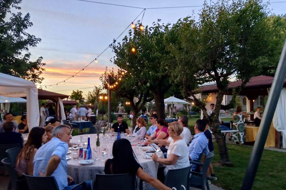Cena al tramonto in giardino