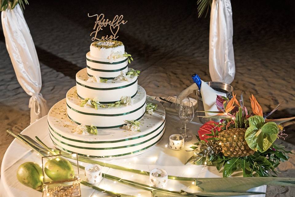 Taglio torta in spiaggia