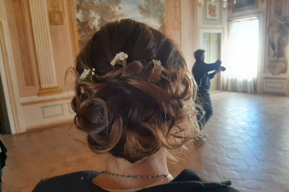 Chignon alto con fiori