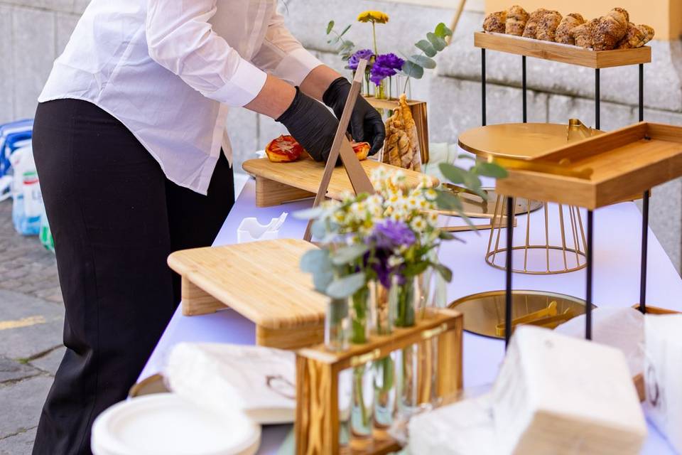 preparazione tavolo buffet