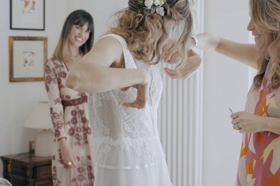 Sposa-vestizione-amiche-abito