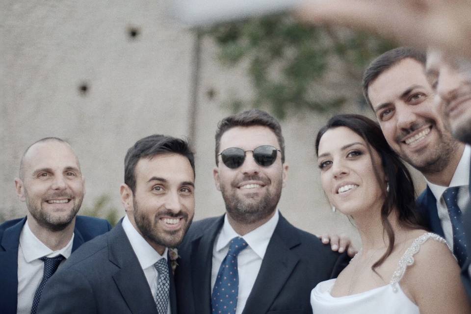 Selfie-amici-sposi-sorrisi