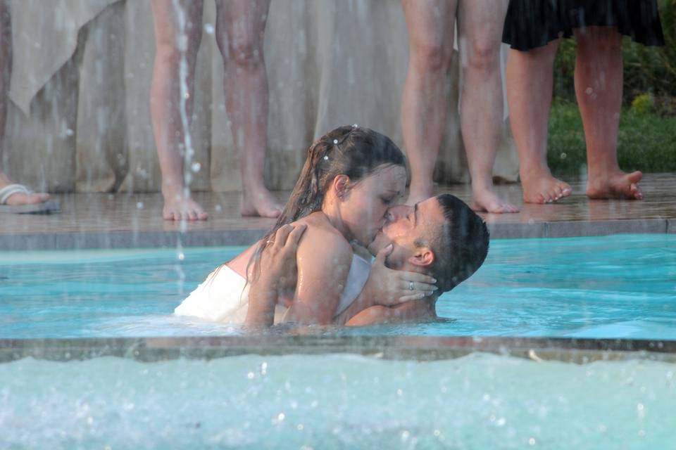 Bacio in piscina