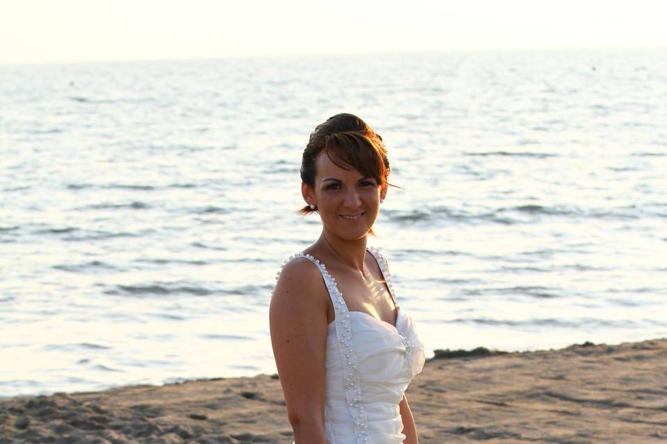 Sposa in spiaggia al Forte