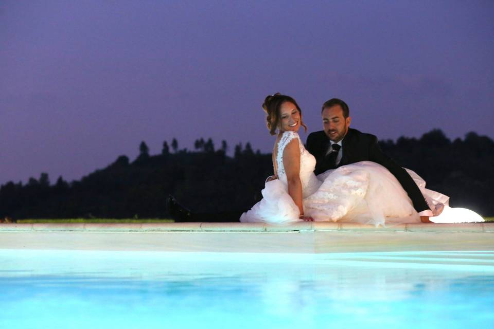 Sposi in piscina a Colleoli